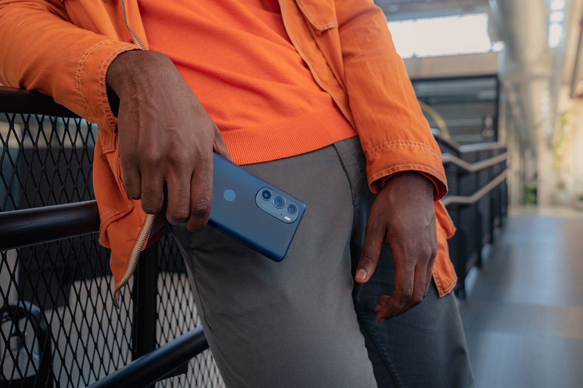 OLED 144 Гц, стереодинамики, две камеры по 50 Мп, NFC, IP52 и самый тонкий корпус среди 5G-смартфонов. Представлен Motorola Edge 30