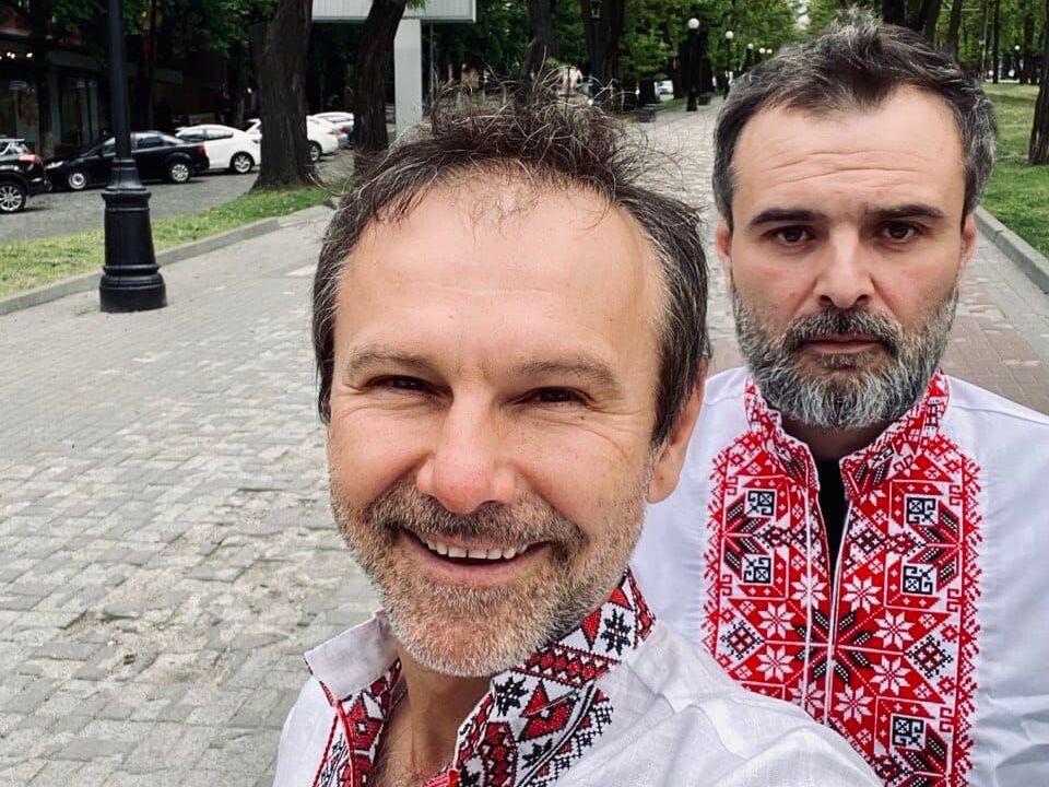 Вакарчук с младшим братом, Бацман, Верещук, Подкопаева и другие. Украинские знаменитости в День вышиванки показали свои наряды