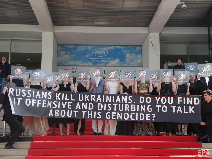 Украинцы в Каннах под звуки воздушной тревоги провели акцию в поддержку Украины и призвали освободить из российского плена Паевскую. Фото