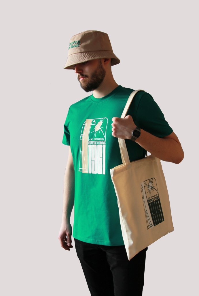 Роскосмос представил «капсульную лимитированную коллекцию «Вперед и Выше!». В ее составе – футболки, носки, панама, шоппер и памятные значки