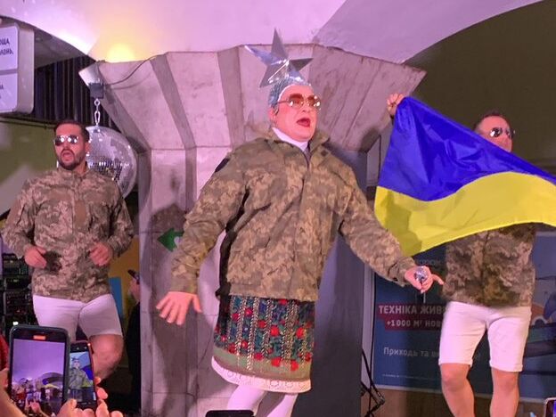 "Геть з України, москаль некрасівий!" Сердючка спела для украинских защитников в метро. Видео
