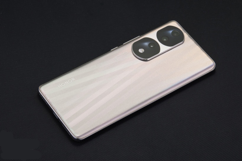 Лучший флагманский камертон Honor — OLED, 120 Гц, 100 Вт и Dimensity 9000. Стартовали продажи Honor 70 Pro+