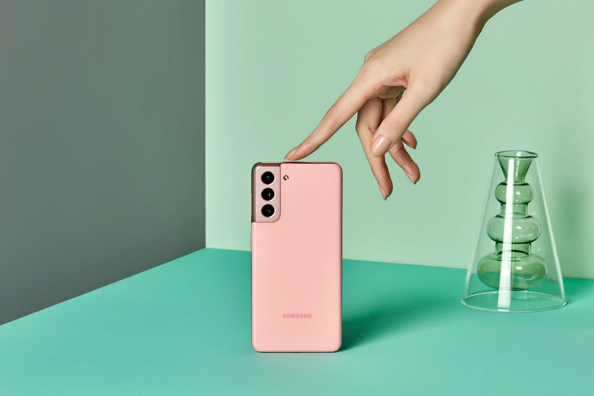 Samsung выпустит ещё более дешёвую версию фанатского флагмана Galaxy S21 FE, но флагманом он быть перестанет