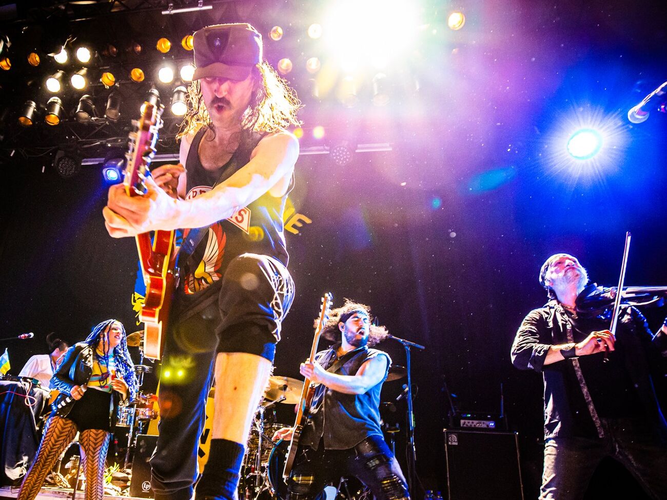 Gogol Bordello и солистка Kazka записали совместный клип на песню, посвященную украинцам. Видео