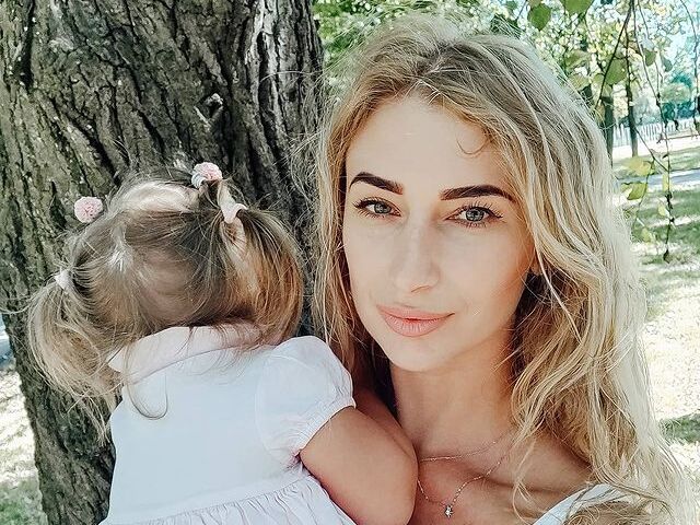 "Благодаря кроссовкам осталась целой нога". Мать убитой во время ракетного обстрела Винницы четырехлетней Лизы рассказала о самочувствии