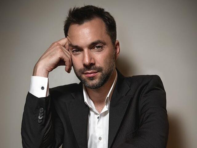 "Это очень смешно". Арестович "показал", как жена укладывает его спать
