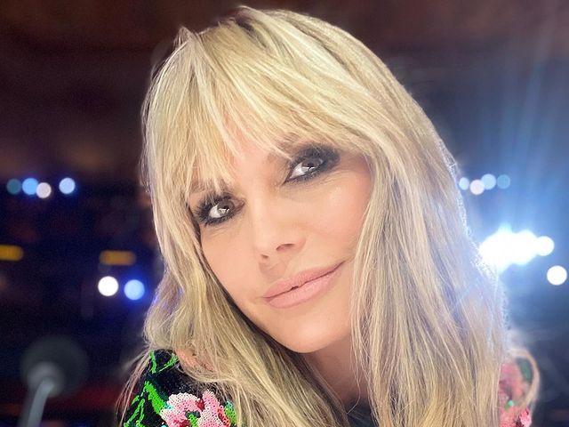 "Горячая тема". 49-летняя Клум снялась топлес и показала вид вблизи