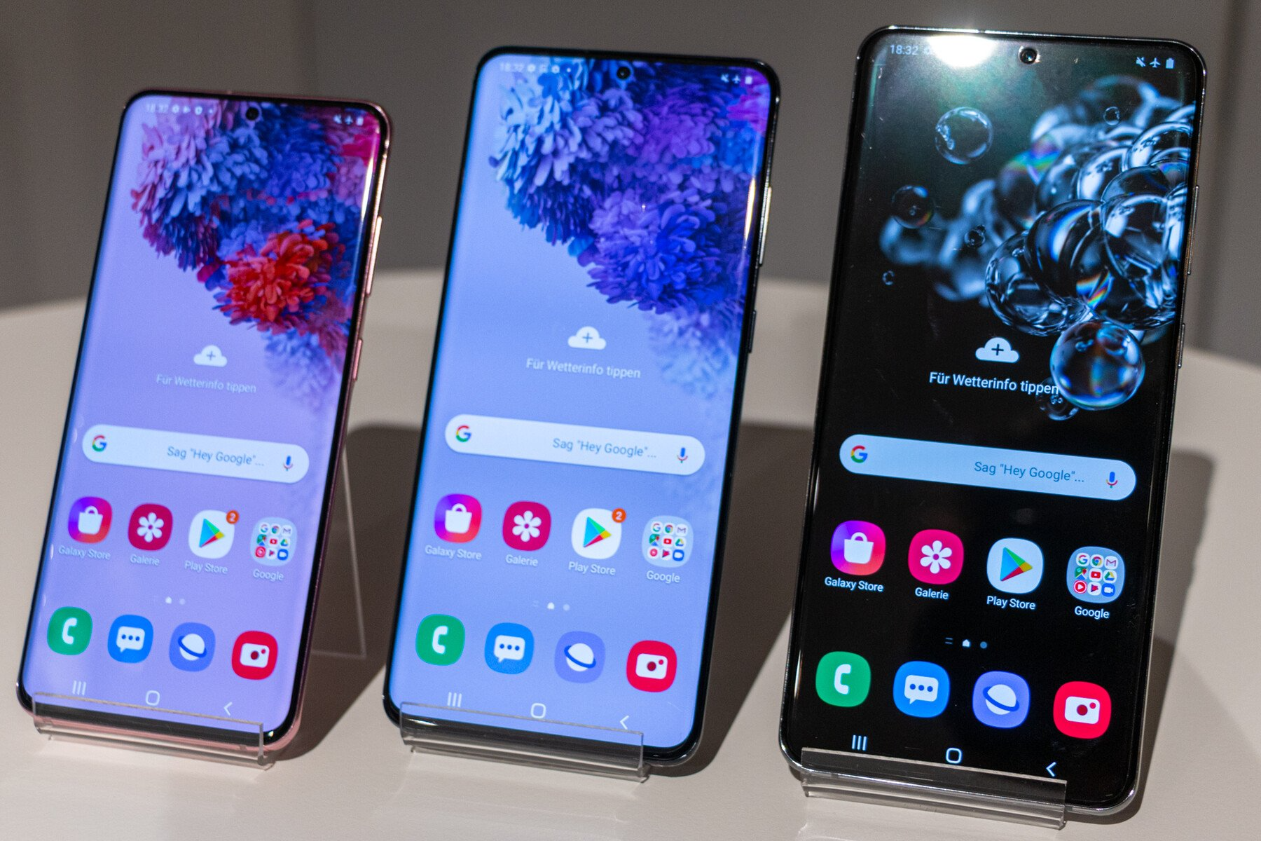 Смартфоны прекращают покупать, склады переполнены. Samsung сокращает производство из-за глобального падения спроса
