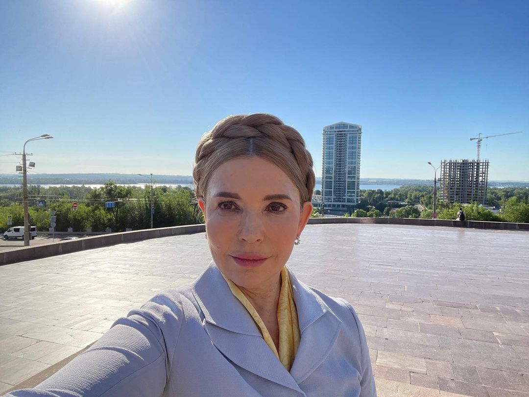 "Зачем лишние слова". Тимошенко вся в черном после смерти Елизаветы II принесла желтые розы к посольству Великобритании
