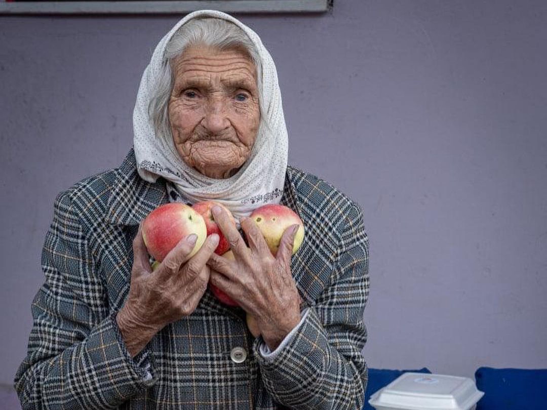 "Не отпускает, пока не возьмем ее яблоки". Волонтеры рассказали о 92-летней украинке, которая живет под постоянными обстрелами оккупантов