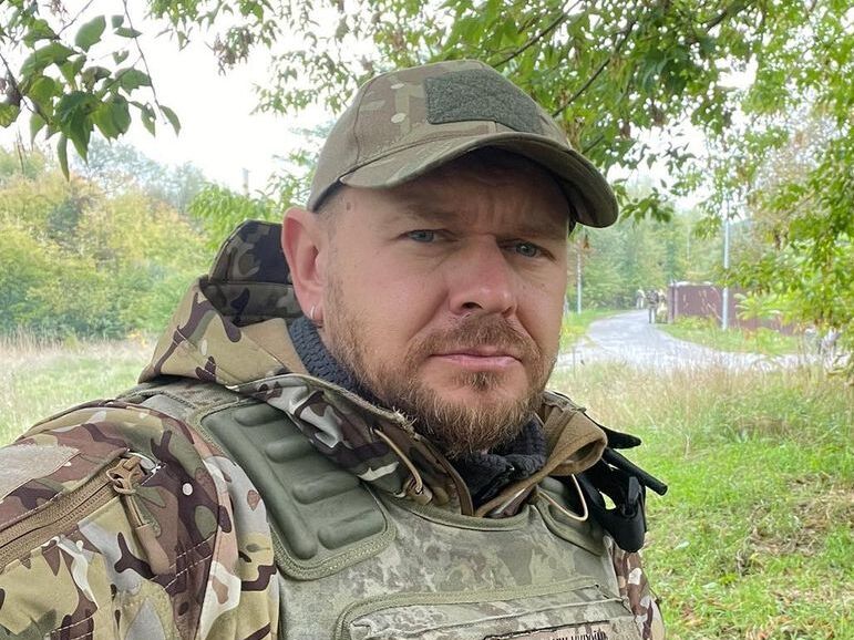 "Безумная жара", "Несгибаемые люди". Положинский показал танец побратимов под его песню "Моєї дискотеки треки". Видео