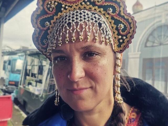 "Как в последний раз", "Надо ж так жопу деда лизать". Актриса из "Сватов" Железняк вся в черном записала поздравление для Путина