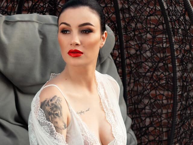 Приходько в костюме свободного кроя показала прогулку с младшим сыном