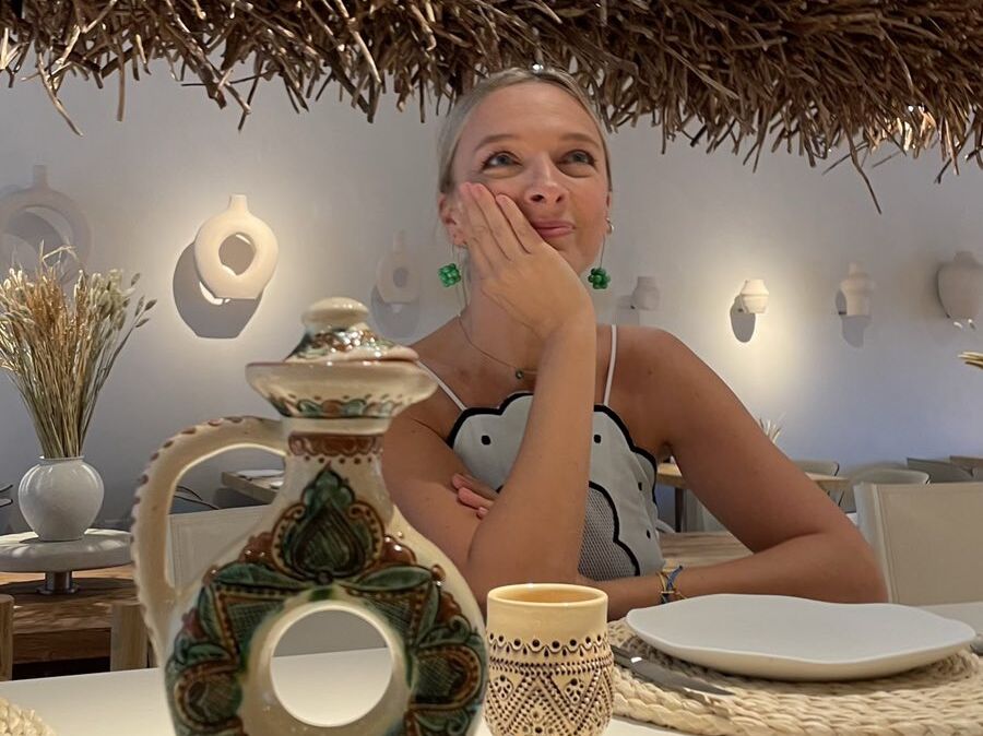 Печь, гнездо аиста, украинская музыка. Украинцы в Дубае открыли первое украинское заведение Yoy. Фото