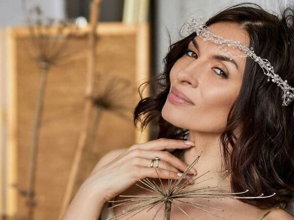 40-летняя Мейхер надела прозрачную блузку. Фото