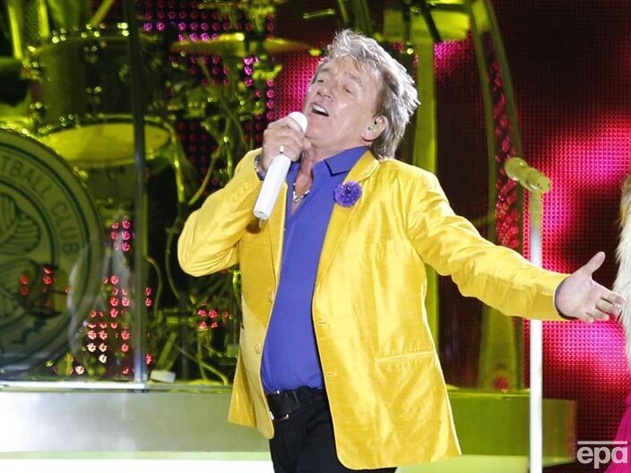 Род Стюарт вышел на сцену в костюме цвета украинского флага и посвятил украинцам свою песню