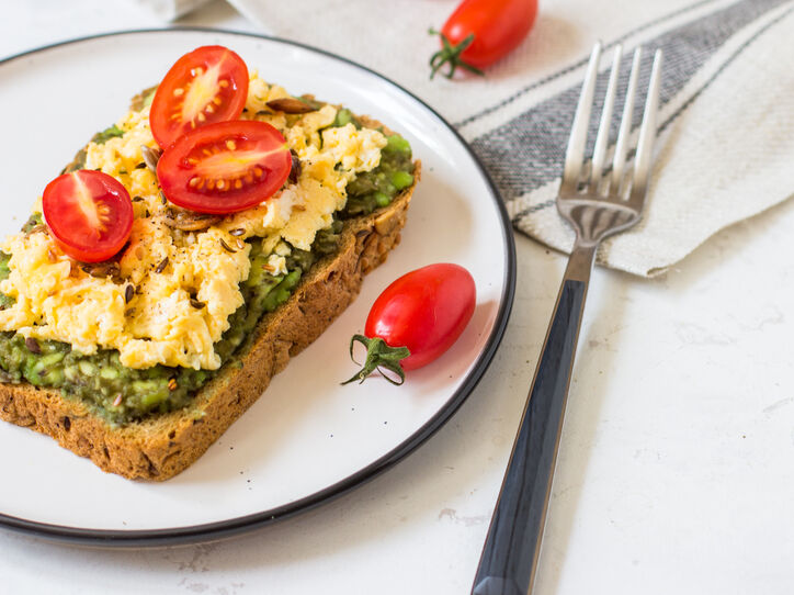 Скрембл авокадо тост. Рецепт от эксперта