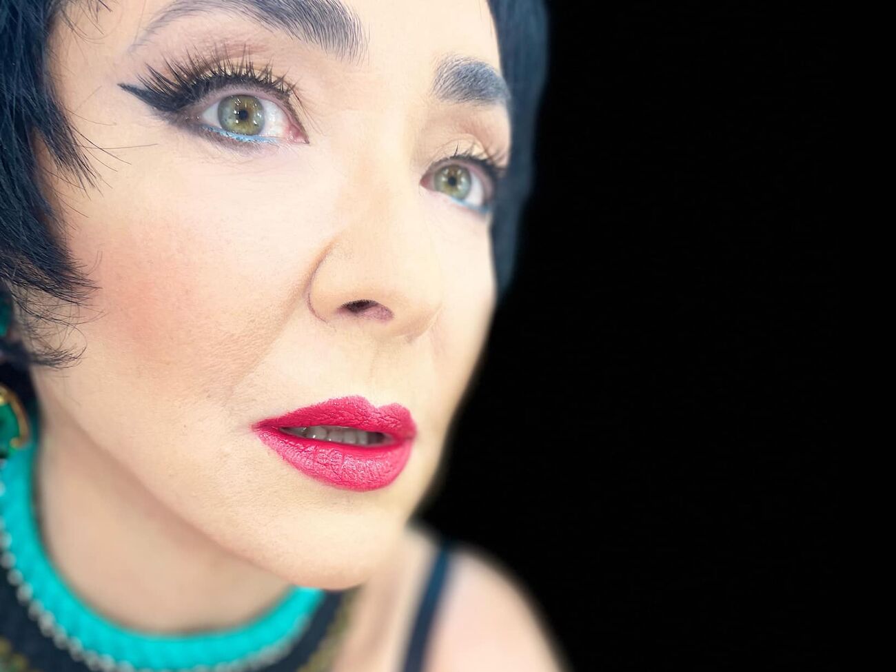 "Дошла до рекламы дерьма российского". 59-летняя Лолита опозорилась, расхваливая пуховик с "броником"