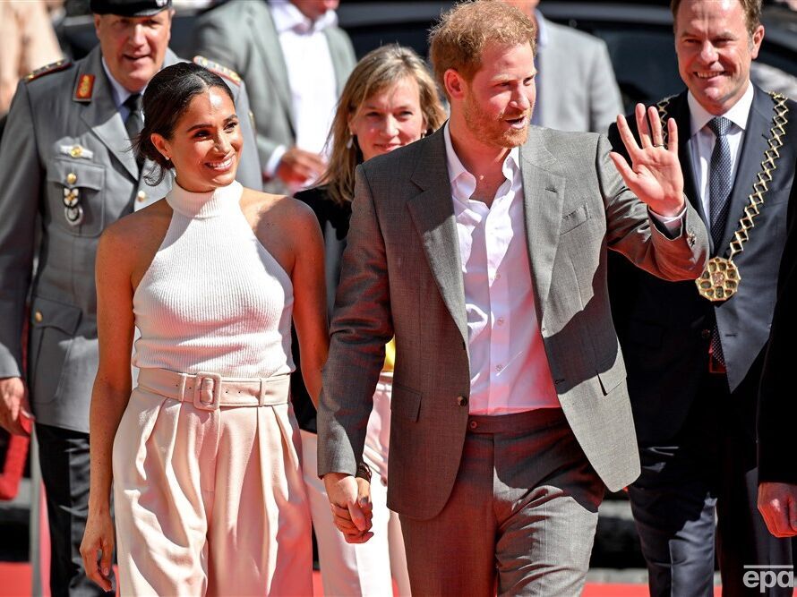 Netflix показала первые три эпизода фильма о принце Гарри и его жене Меган. СМИ пишут, что интервью пары усугубит раскол с королевской семьей