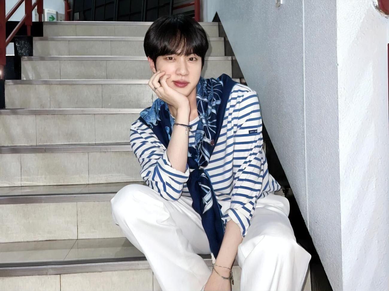 30-летний участник группы BTS начал службу в южнокорейской армии