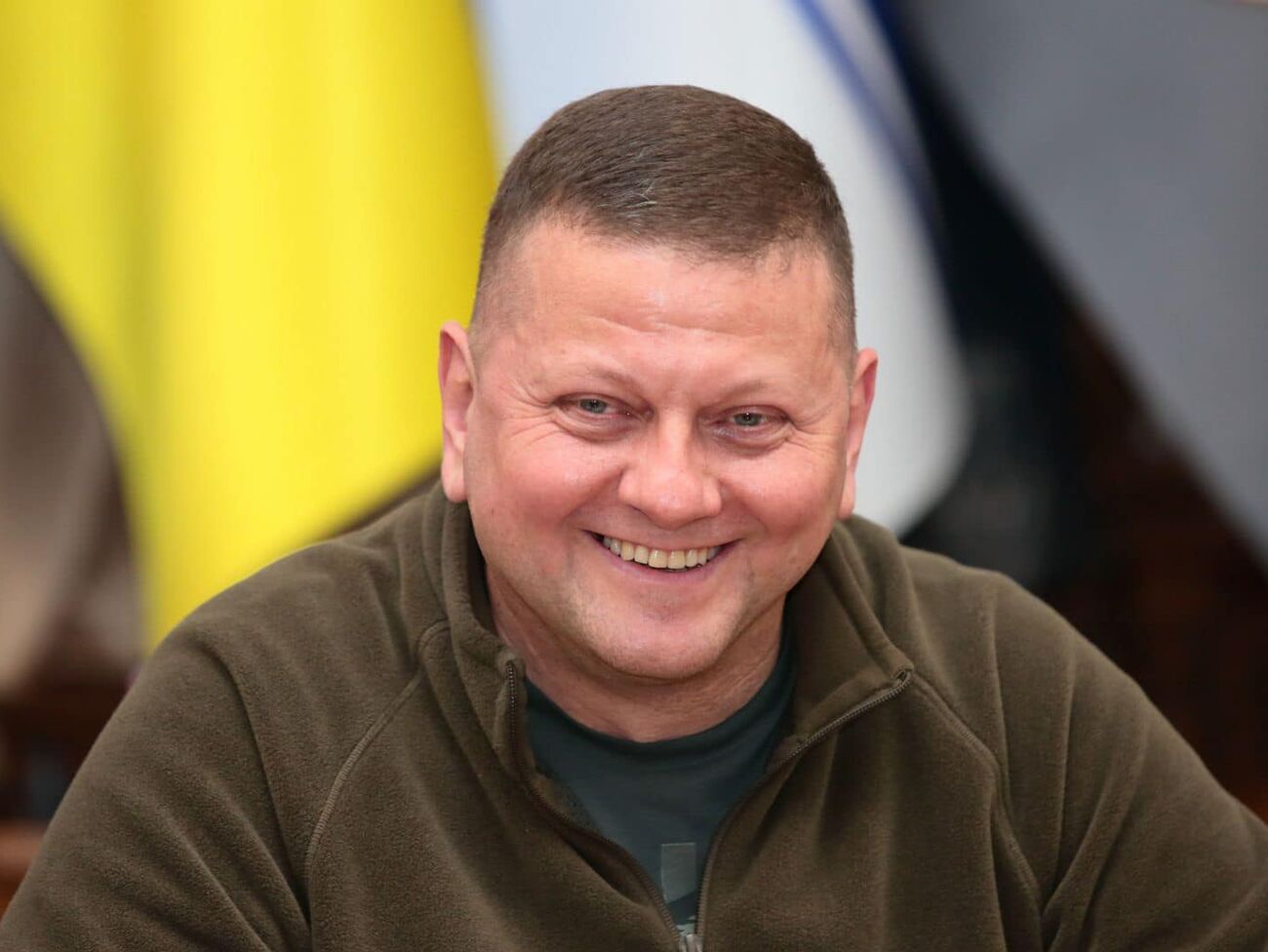 Волонтеры создали елочные украшения с изображением Залужного в поддержку ВСУ. Фото