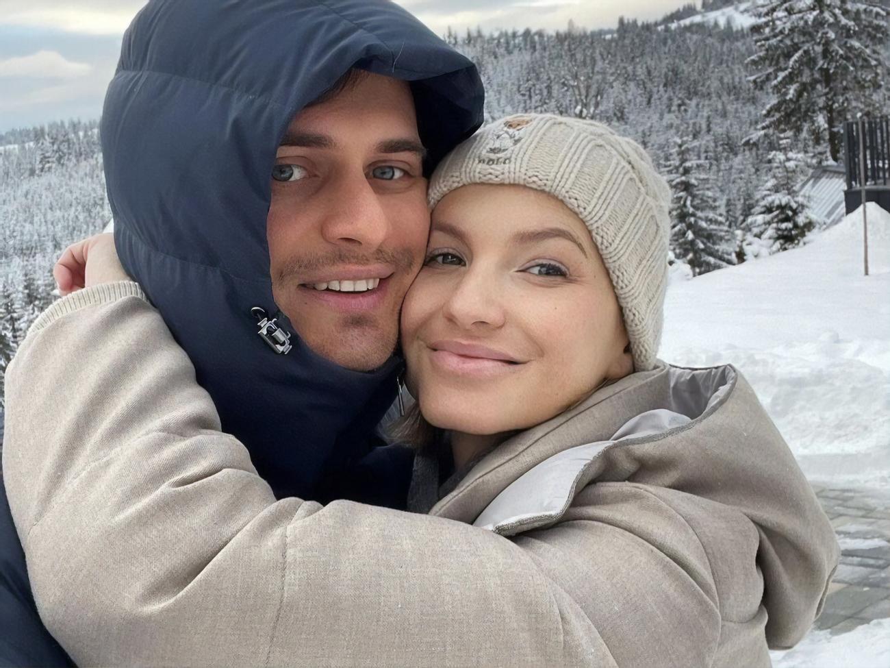 Жена Скичко рассказала, как ее мужу удается ездить к ней и детям за границу