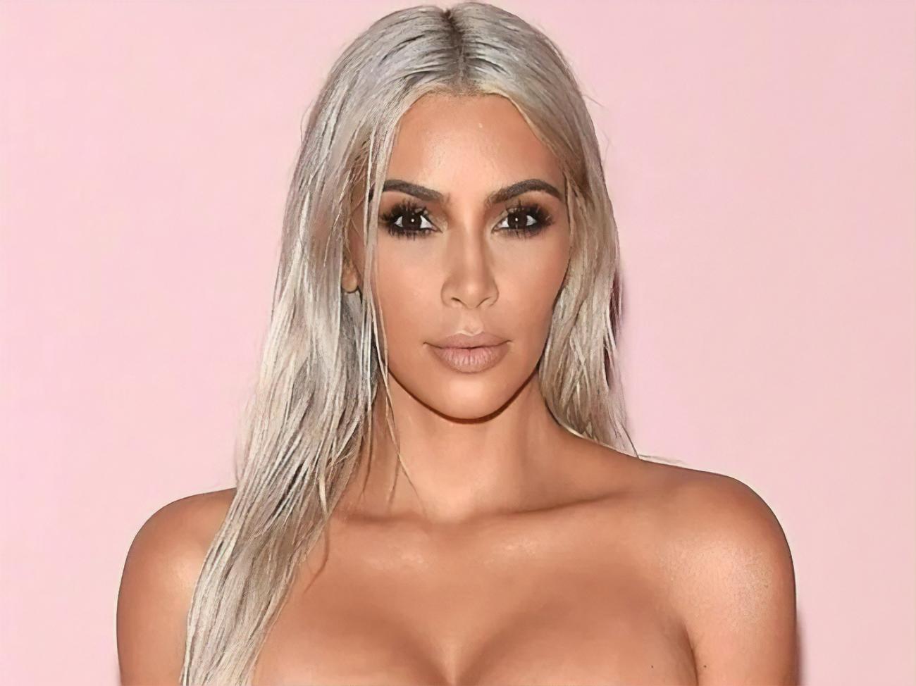 "Я люблю тебя, но Хэллоуин закончился". В сети раскритиковали наряд Кардашян к Рождеству