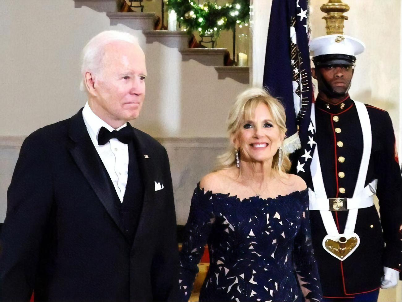 В футболке и брюках верхом на стремянке. Опубликовано рождественское фото президента и первой леди США