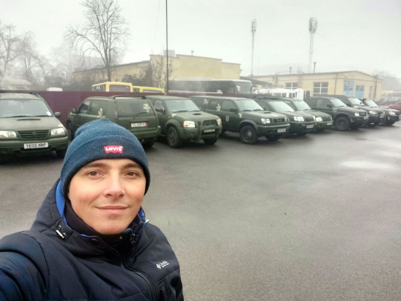 "Меня спрашивали, что будет после 100-й машины? Ответ: "Будет 101-я, 150-я, а потом победа и мир". Писатель Любка передал 100 авто для ВСУ