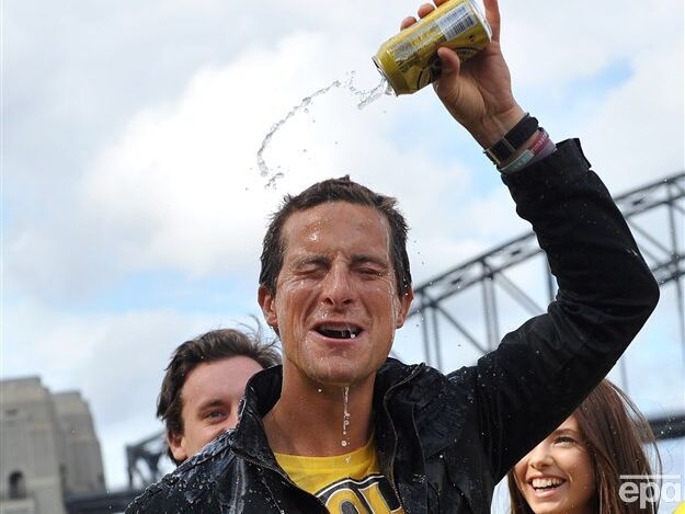 "Будет выживать без света на Борщаговке". В сети отреагировали мемами на приезд автора передачи о выживании в дикой природе Гриллса