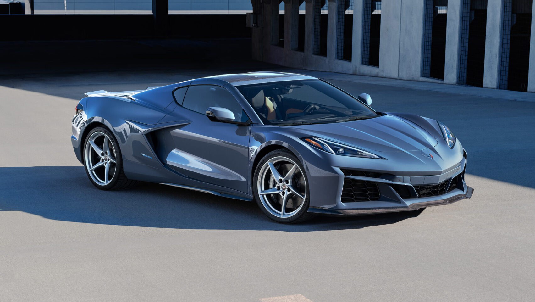 Представлен самый мощный и быстрый Chevrolet Corvette в истории. Модель E-Ray имеет режим Stealth