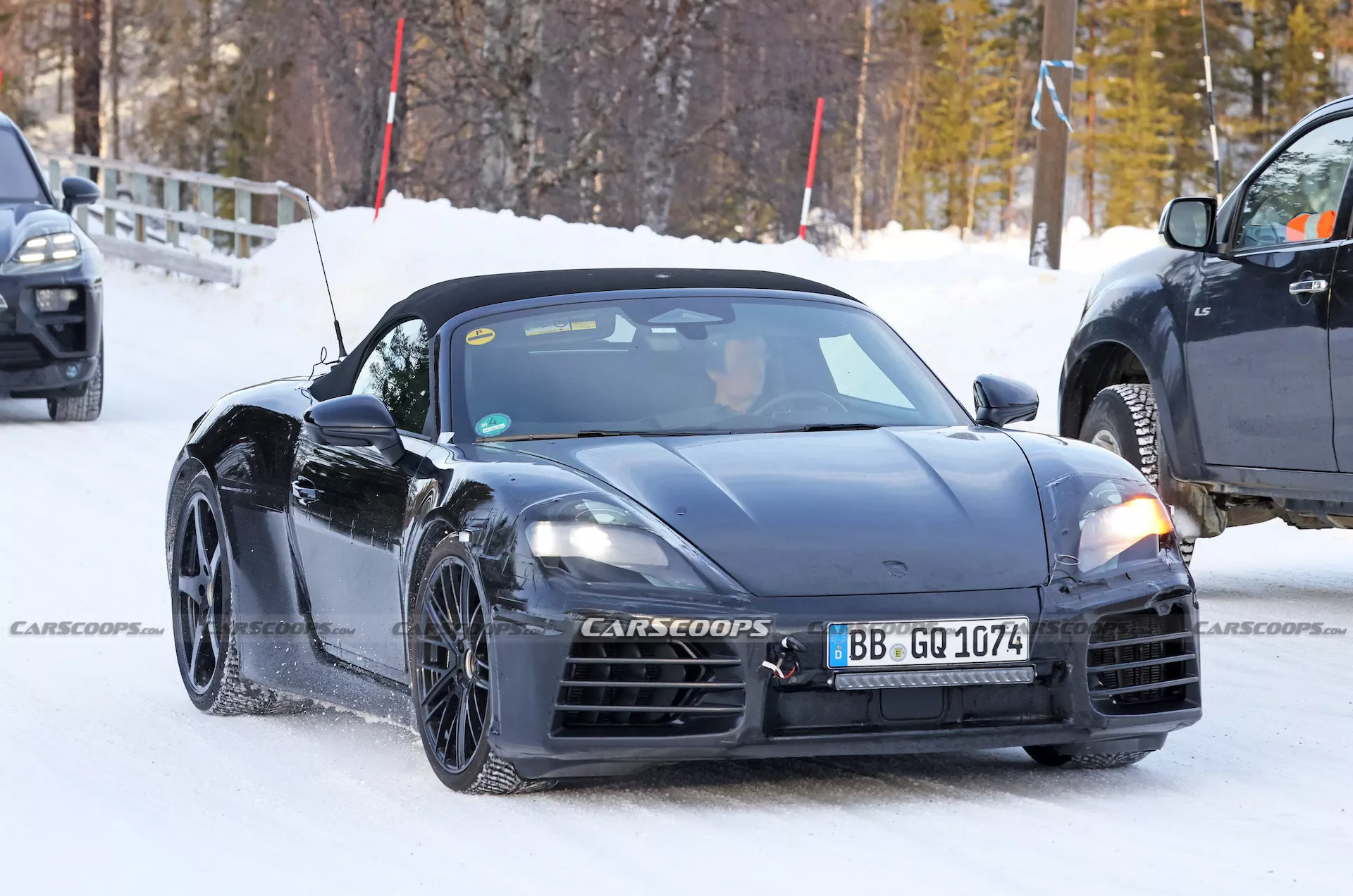 Это Porsche Boxster 2025 с двумя багажниками. Новый электромобиль впервые засняли вживую