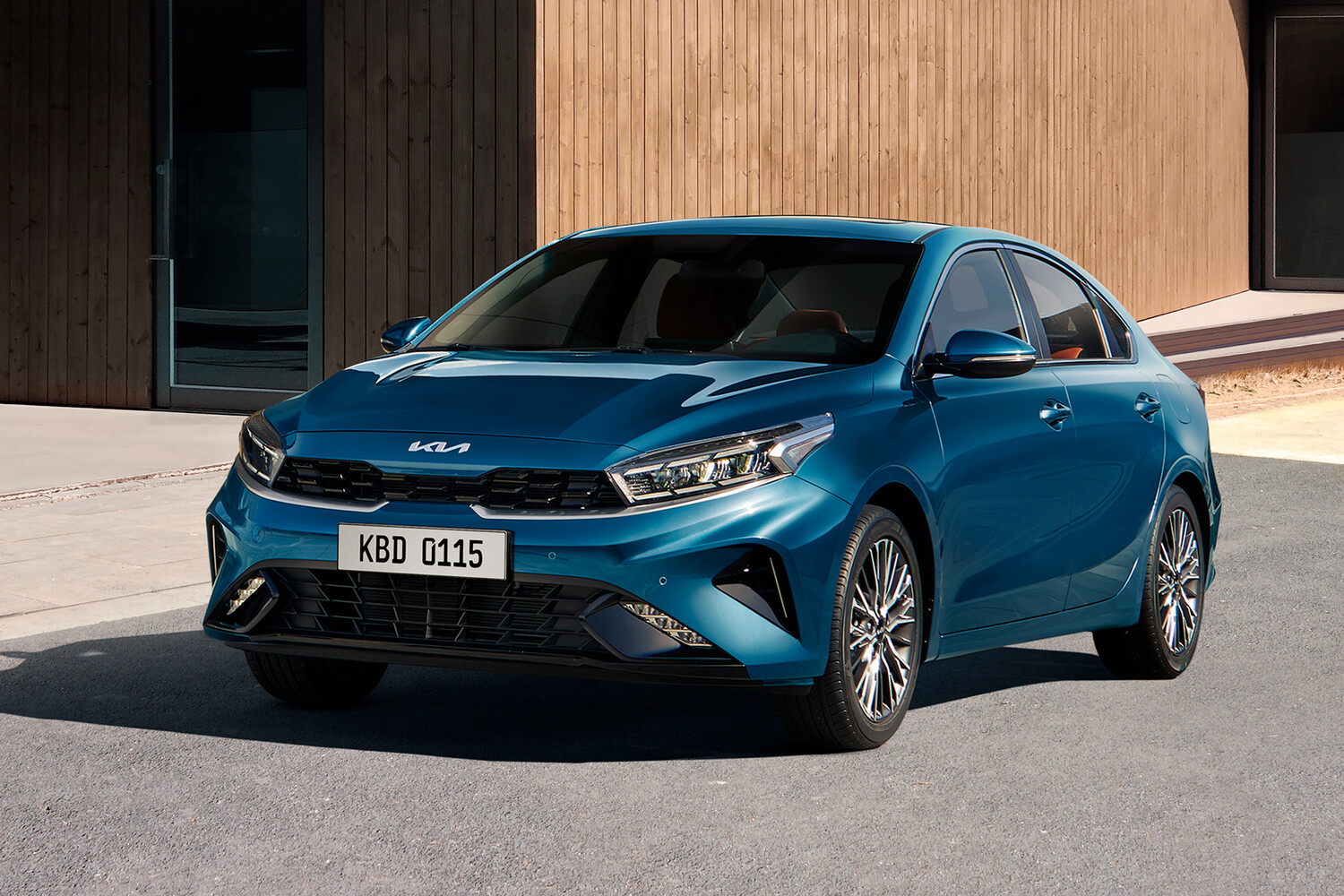В Россию привезли новенькие Kia Cerato 2023 года. Названы цены