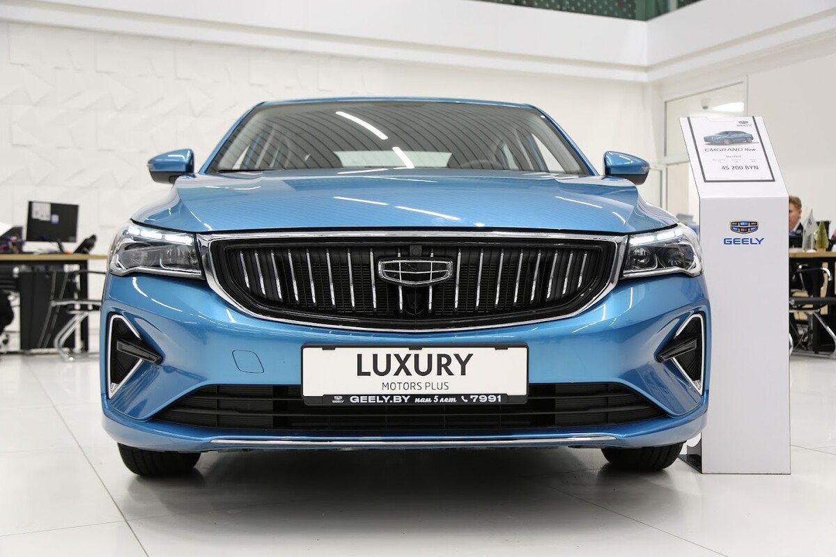 В Белоруссии ажиотажный спрос на седаны Geely Emgrand: только у одного дилера лист ожидания в 250 человек, некоторые ждут автомобиль с января