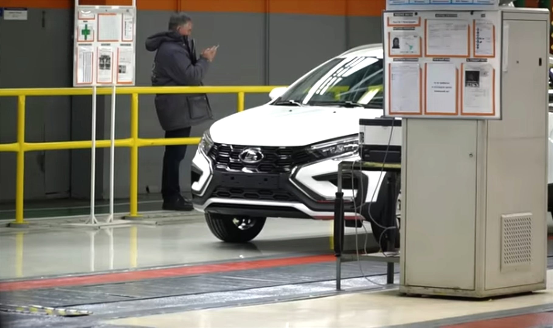 Lada Vesta NG стройными рядами выходят с конвейера АвтоВАЗа. За первый день после длительного простоя собрано 370 авто