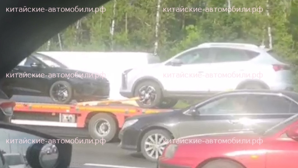 Будущие «Москвичи» везут на «Москвич»? В Москве заметили лифтбэк Sehol Yao и кроссовер Sehol X6, производство которых скоро должны начать на московском автозаводе
