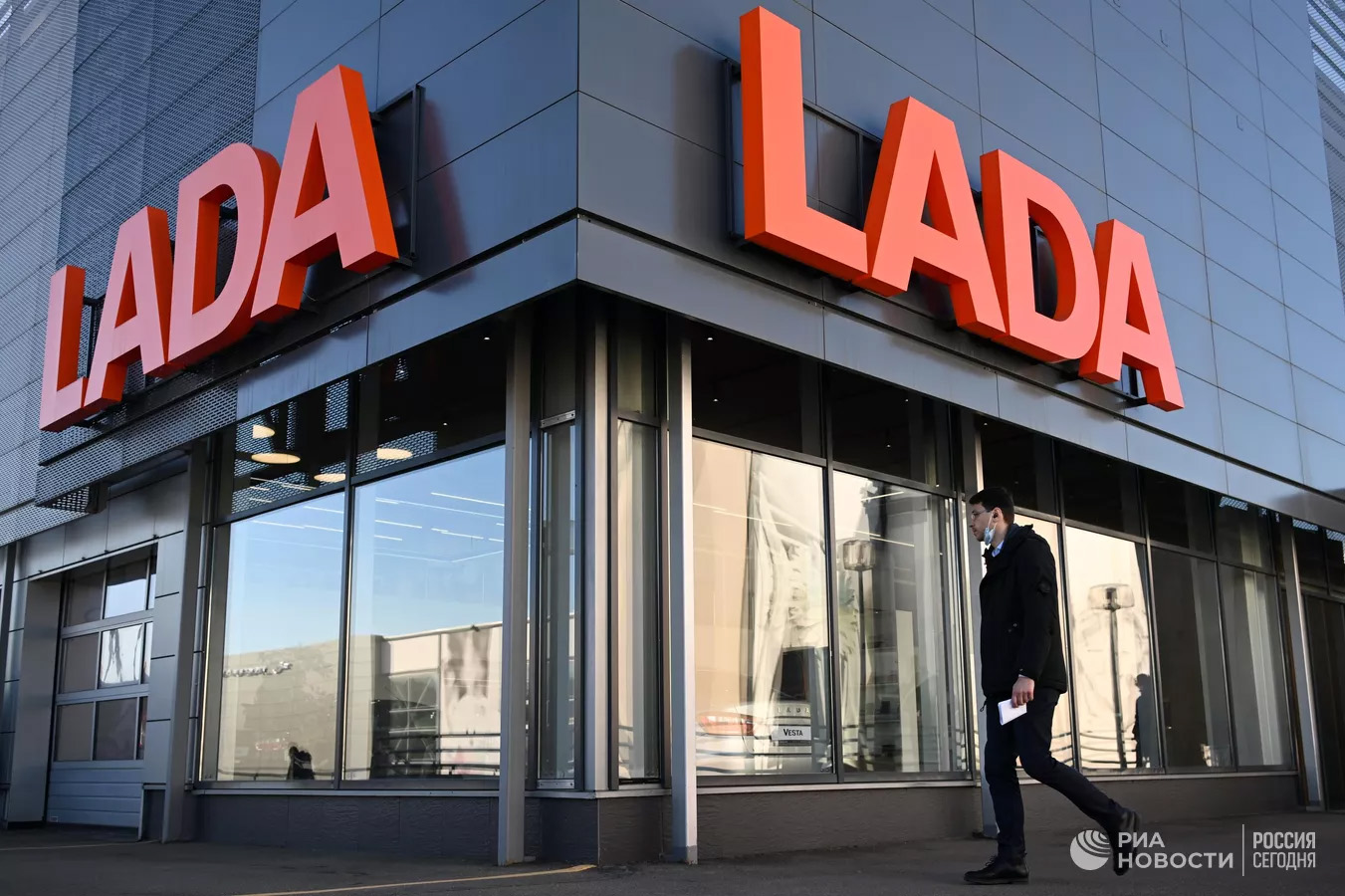 АвтоВАЗ тайно проверяет дилеров Lada на предмет завышения цен