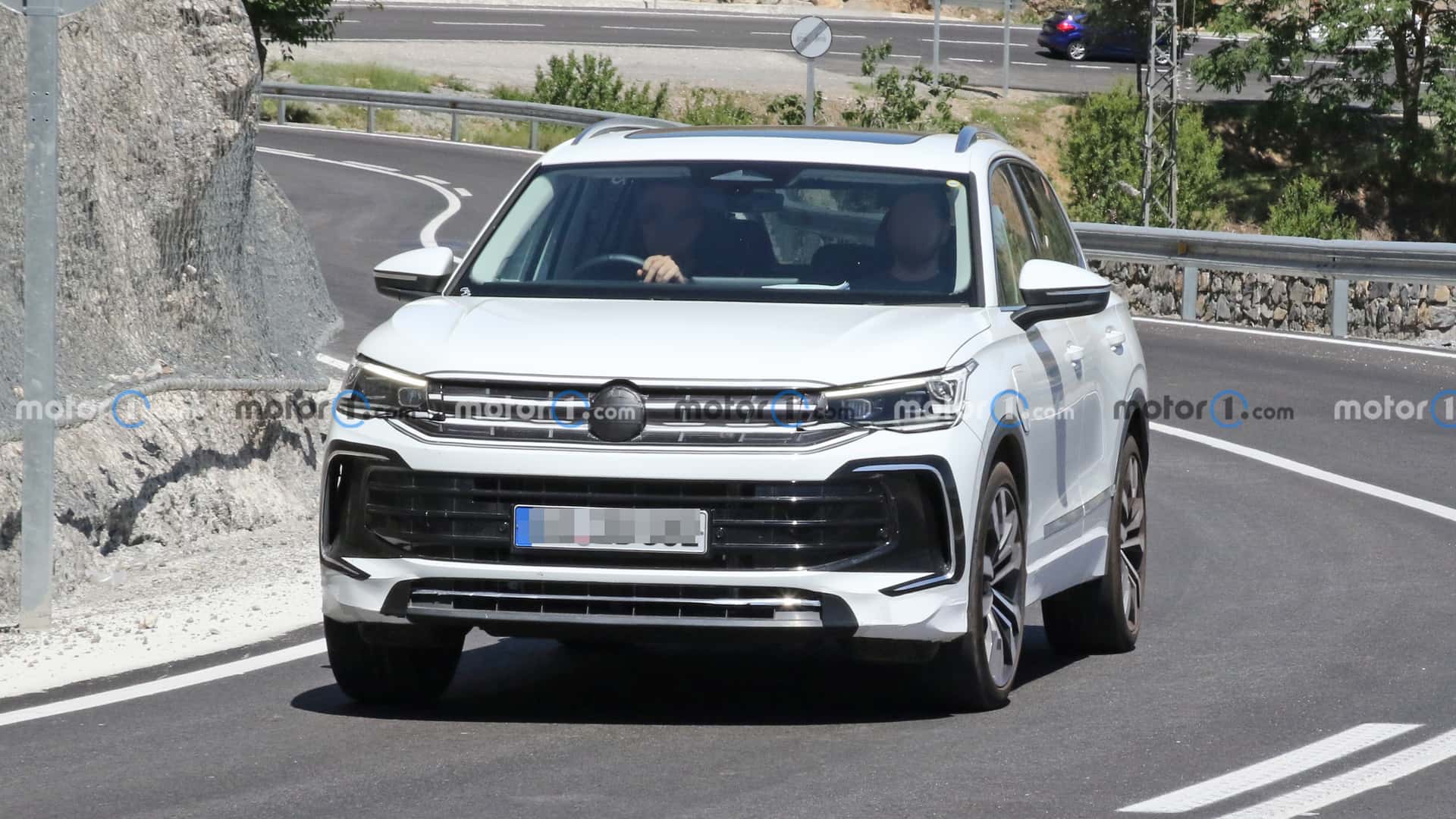 Таким будет Volkswagen Tiguan PHEV 2024. Кроссовер засняли без камуфляжа