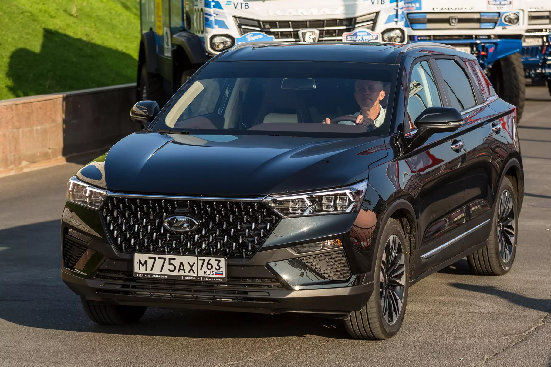 Новый служебный автомобиль президента АвтоВАЗа засняли на фото: Максим Соколов, как и многие россияне, предпочитает черный кроссовер
