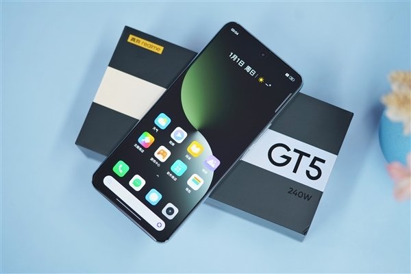 Только представили и сразу раскупили, установив рекорд среди всех смартфонов: продажи Realme GT5 превысили 30 000 за 2 часа
