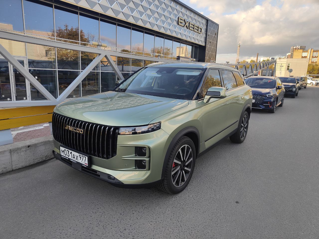 Выше Chery, но ниже Exeed. В Россию уже привезли новейший кроссовер Jaecoo J7, живые фото за два дня до официальной премьеры