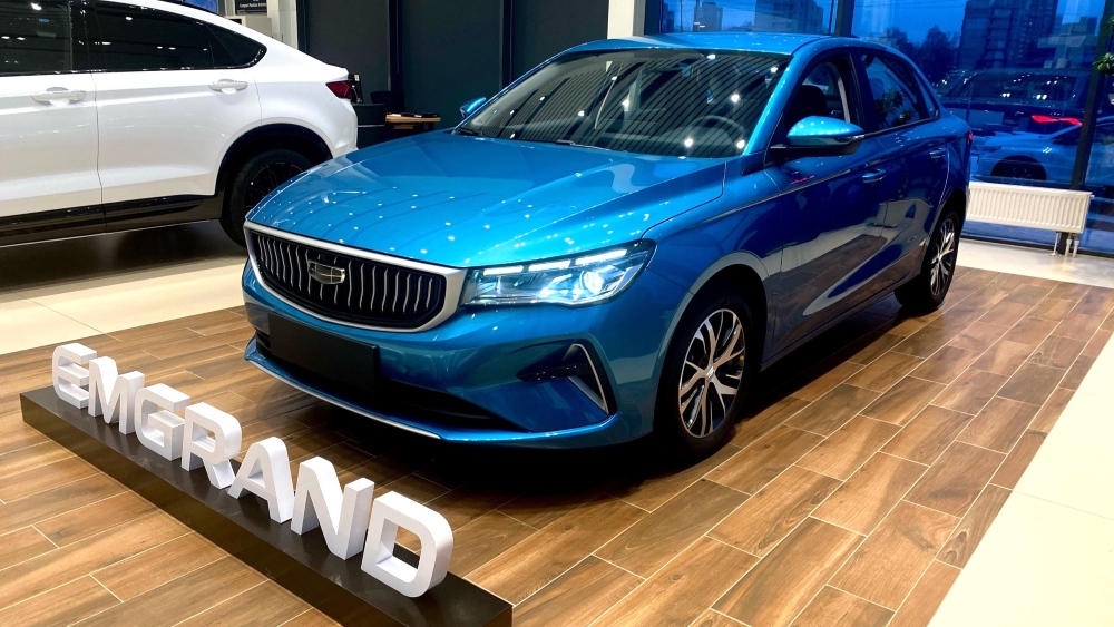 Бюджетный седан Geely Emgrand поступил в продажу в России, но только две комплектации из четырёх пользуются спросом. Дилеры рассказали почему