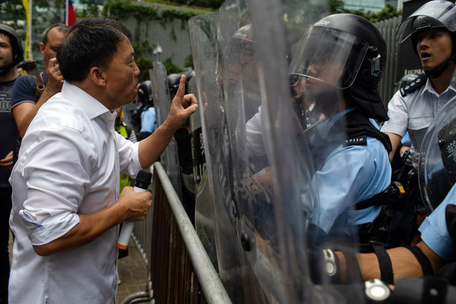 Hong Kong: Giao thông tê liệt vì người biểu tình, cảnh sát sử dụng hơi cay và súng phun nước - Ảnh 5. Hong Kong: Giao thông tê liệt vì người biểu tình, cảnh sát sử dụng hơi cay và súng phun nước - Ảnh 5.