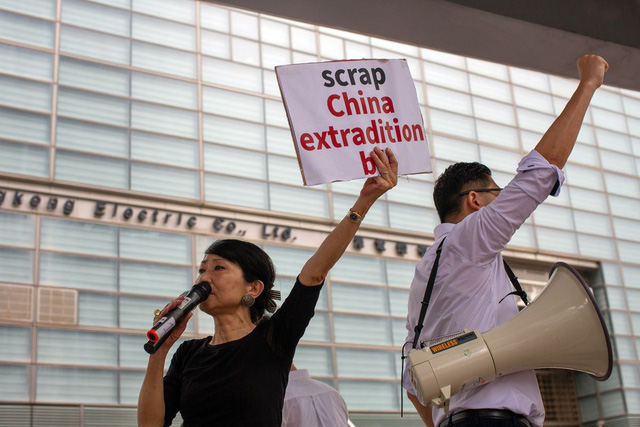 Hong Kong: Giao thông tê liệt vì người biểu tình, cảnh sát sử dụng hơi cay và súng phun nước - Ảnh 9. Hong Kong: Giao thông tê liệt vì người biểu tình, cảnh sát sử dụng hơi cay và súng phun nước - Ảnh 9.