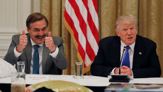 Bị vợ bỏ, không xu dính túi, mất ngủ kinh niên vì nghiện ma túy, người đàn ông này tự làm gối để dễ ngủ hơn và trở thành Vua gối của nước Mỹ, thân cận với TT Trump - Ảnh 4. Bị vợ bỏ, không xu dính túi, mất ngủ kinh niên vì nghiện ma túy, người đàn ông này tự làm gối để dễ ngủ hơn và trở thành Vua gối của nước Mỹ, thân cận với TT Trump - Ảnh 4.