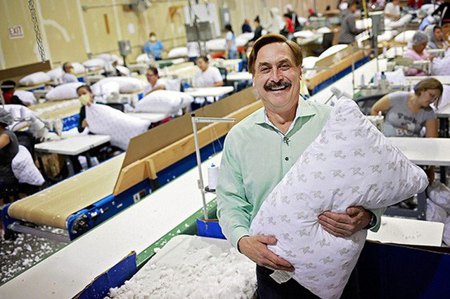 Bị vợ bỏ, không xu dính túi, mất ngủ kinh niên vì nghiện ma túy, người đàn ông này tự làm gối để dễ ngủ hơn và trở thành Vua gối của nước Mỹ, thân cận với TT Trump - Ảnh 6. Bị vợ bỏ, không xu dính túi, mất ngủ kinh niên vì nghiện ma túy, người đàn ông này tự làm gối để dễ ngủ hơn và trở thành Vua gối của nước Mỹ, thân cận với TT Trump - Ảnh 6.