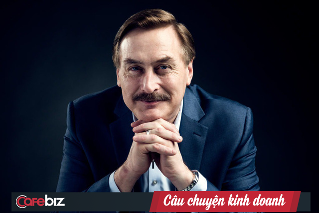 Bị vợ bỏ, không xu dính túi, mất ngủ kinh niên vì nghiện ma túy, người đàn ông này tự làm gối để dễ ngủ hơn và trở thành Vua gối của nước Mỹ, thân cận với TT Trump - Ảnh 8. Bị vợ bỏ, không xu dính túi, mất ngủ kinh niên vì nghiện ma túy, người đàn ông này tự làm gối để dễ ngủ hơn và trở thành Vua gối của nước Mỹ, thân cận với TT Trump - Ảnh 8.