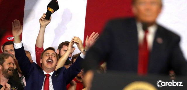 Bị vợ bỏ, không xu dính túi, mất ngủ kinh niên vì nghiện ma túy, người đàn ông này tự làm gối để dễ ngủ hơn và trở thành Vua gối của nước Mỹ, thân cận với TT Trump - Ảnh 2. Bị vợ bỏ, không xu dính túi, mất ngủ kinh niên vì nghiện ma túy, người đàn ông này tự làm gối để dễ ngủ hơn và trở thành Vua gối của nước Mỹ, thân cận với TT Trump - Ảnh 2.