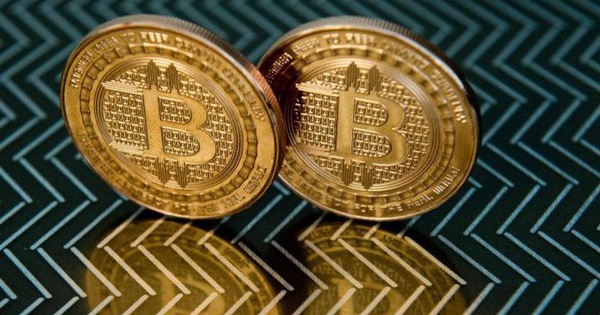 Bitcoin vượt 12.000 USD