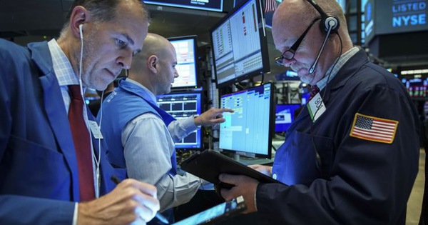 Cổ phiếu công nghệ lao dốc, Phố Wall quay đầu giảm điểm